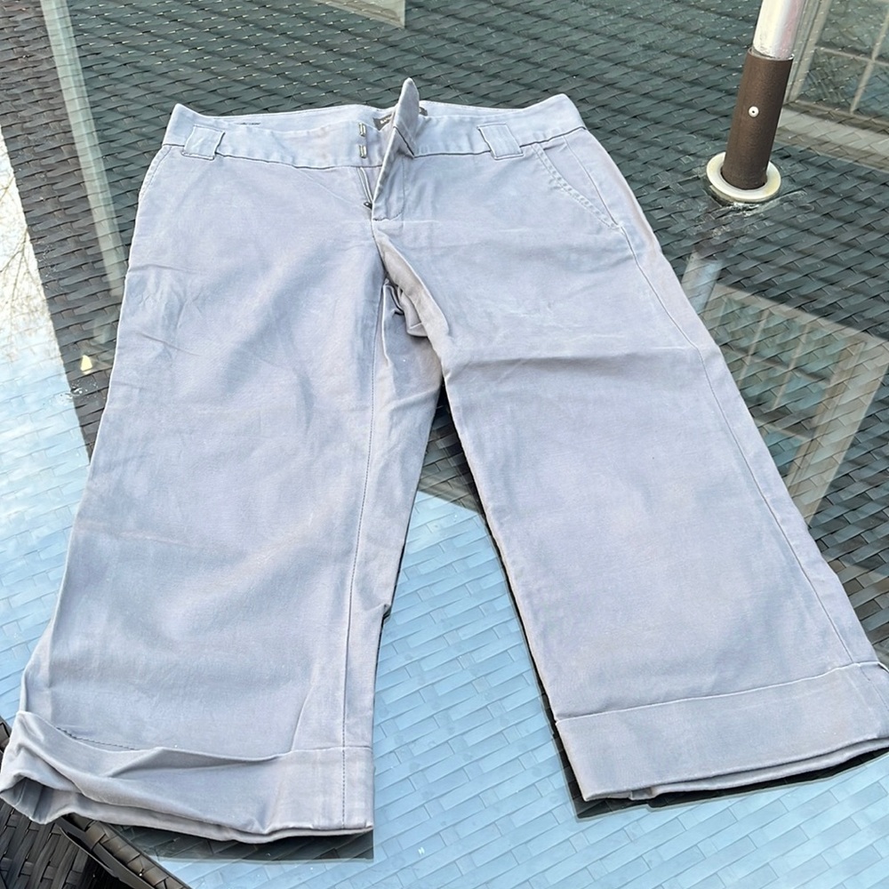 Grey Banana Republic cropped pants in excellent used condition. Size 2P.
